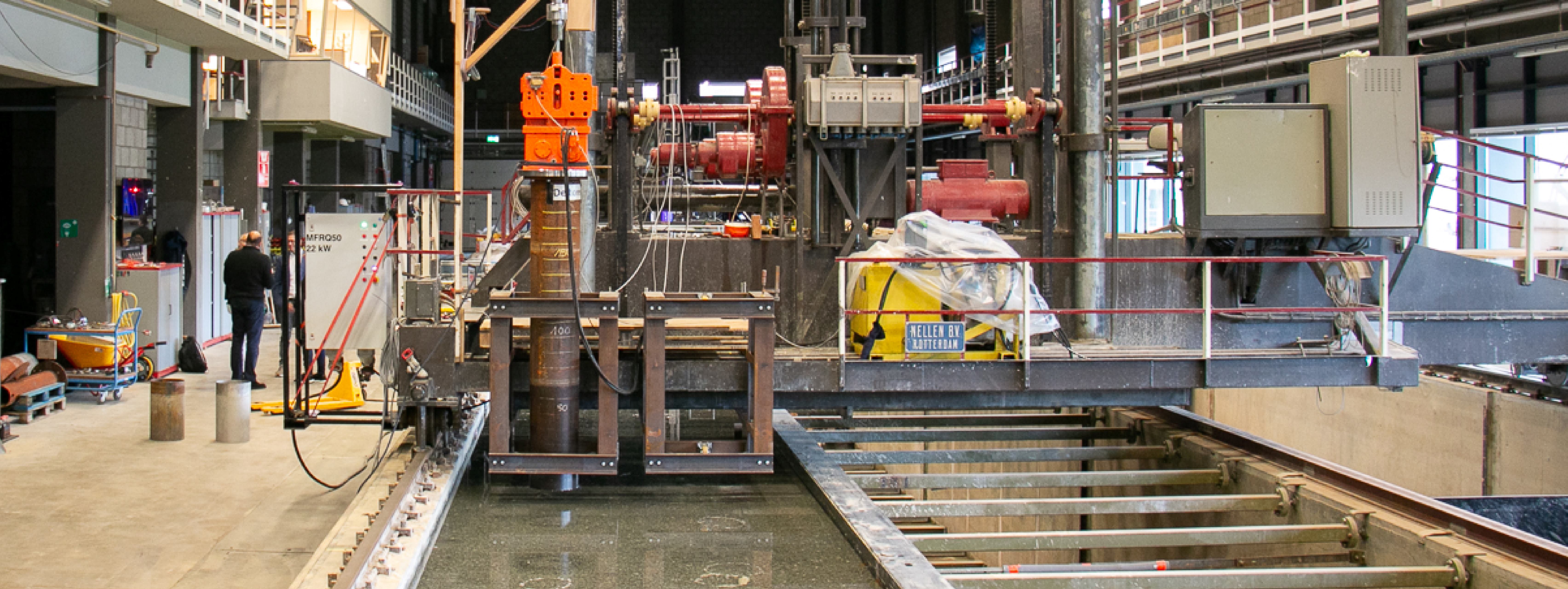 The test set-up in the Water and Soil Flume at Deltares